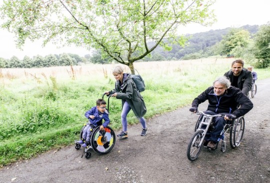 Rollstuhlfahrende im Gelände