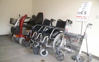 Elekrisch betriebene Rollstühle, Rollatoren und Rollstühle stehen im Eingangsbereich zur Verfügung