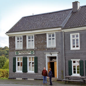 Die Gaststätte Römer im LVR-Freilichtmuseum Lindlar. Rechts schließt sich der Lingenbacher Hof an, in der sich die Museumsgaststätte befindet.