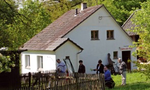 Besucher und Besucherinnen vor Haus Helpenstein im LVR-Freilichtmuseum Lindlar