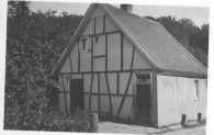 Haus Helpenstein auf einer historischen Aufnahme. Hier ist noch das Fachwerk sichtbar. Später wurde es zum Schutz vor Witterungseinflüssen verbrettert.