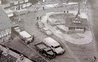 Eine historische Luftaufnahme in schwarz-weiß, zeigt den Kiosk am alten Standort in Wermelskirchen, um 1960