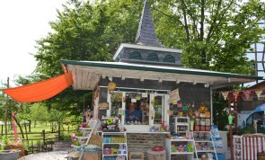 Der Kiosk aus Wermelskirchen mit farbenfroh geschmückt präsentiert er allerhand Leckereien.