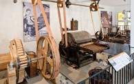 Der rund 100 Jahre alte Lumpenreißwolf und die historische Waschmaschine werden durch  Transmission angetrieben. Sie sind regelmäßig in Betrieb.