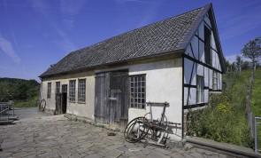 Die Schmiede mit der angrenzenden Stellmacherei auf dem Gelände des LVR-Freilichtmuseums Lindlar