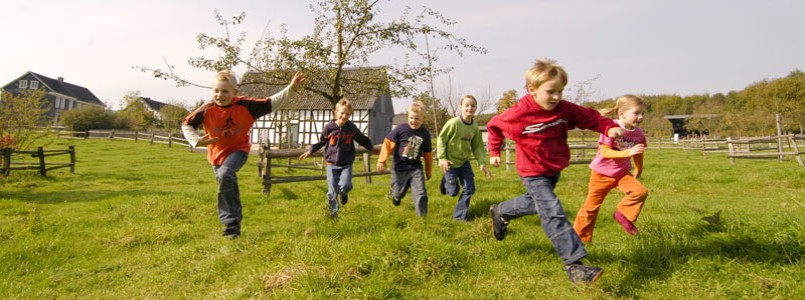 Kinder rennen über die Wiese