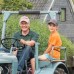 Mann mit Kindern auf Traktor