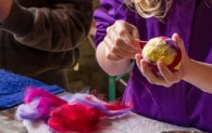 Kinder filzen bunte Bälle aus Wolle und Seifenlauge